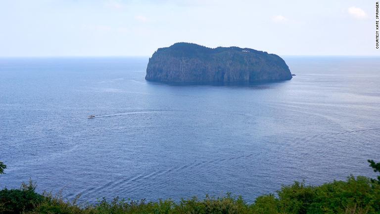 「ミステリーアイランド」の異名をとる鬱陵島は、今から２５０万年以上前に火山の噴火によって誕生したと考えられている/courtesy Kate Springer