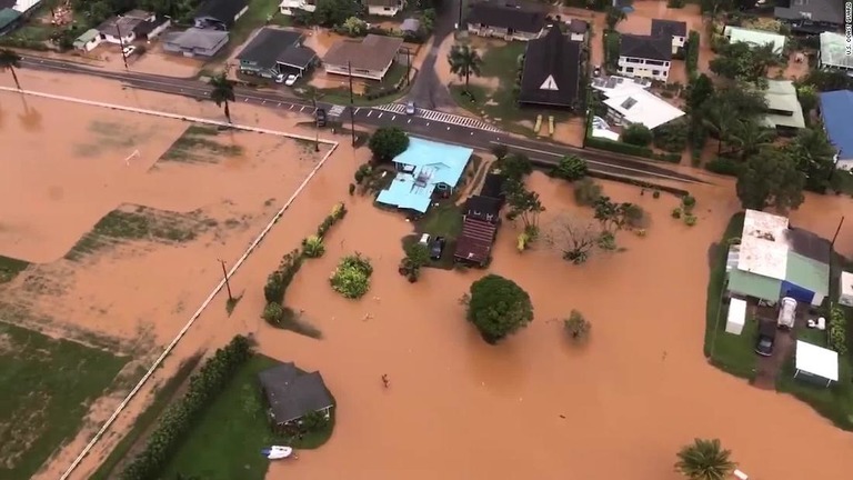 ハワイの一部地域では浸水の被害も出ている/U.S. Coast Guard