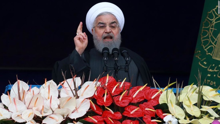 イラン・イスラム革命４０周年を祝う式典で演説するロハニ大統領＝１１日、テヘラン/Vahid Salemi/AP