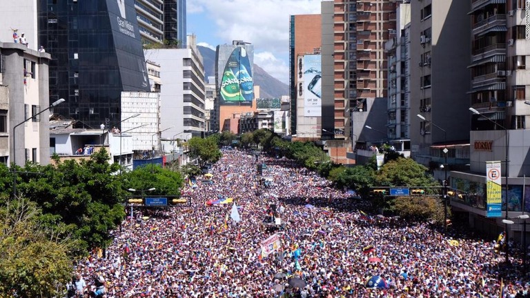 カラカス市内の道路を埋め尽くした抗議デモの参加者＝１２日/Vasco Cotovio/CNN