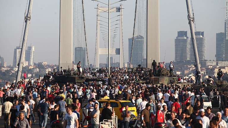 ２０１６年のクーデター未遂時に封鎖された橋の様子/Burak Kara/Getty Images Europe/Getty Images