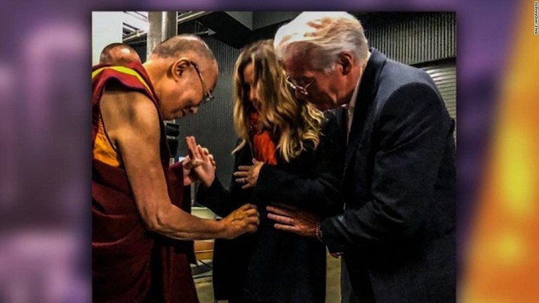 昨年９月には、シルバさんがギアさんと一緒にチベット仏教の最高指導者ダライ・ラマと面会した際の写真を投稿していた/@alejandragere