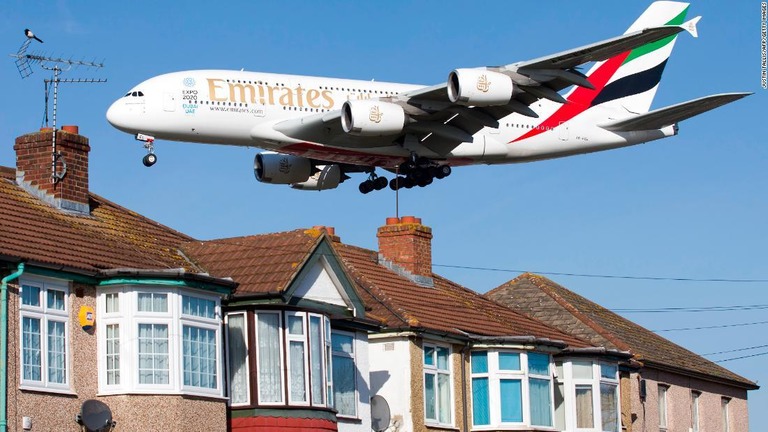 欧州の航空機メーカー、エアバスが巨大旅客機「Ａ３８０」の製造を中止する/JUSTIN TALLIS/AFP/Getty Images