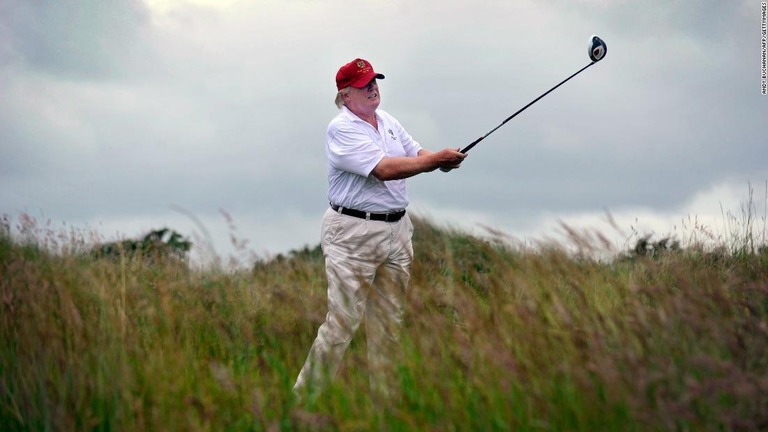 ゴルフ好きで知られるトランプ氏が、新型のゴルフシミュレーターを購入/Andy Buchanan/AFP/GettyImages