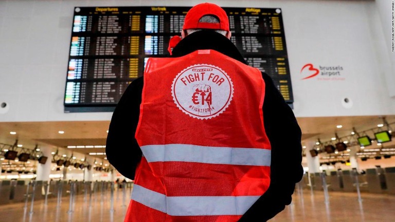 閑散とした空港内に立つ組合員＝１３日、ブリュッセル国際空港/THIERRY ROGE/AFP/AFP/Getty Images