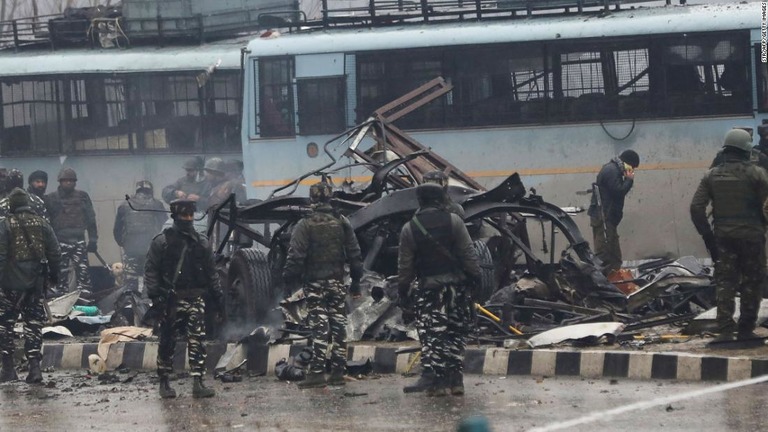 カシミール地方で治安要員を乗せた車列が爆弾攻撃を受け、少なくとも４０人が死亡した/STR/AFP/Getty Images