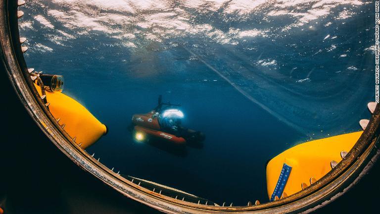 チームは深さ４０７フィートと底に非常に近い位置で未確認だった鍾乳石を発見したという/Courtesy Aquatica Submarines/Thomas Bodhi Wade