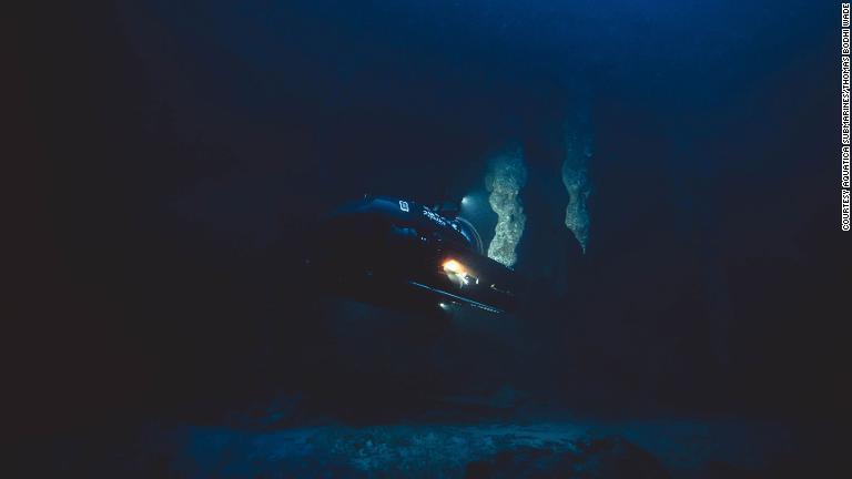 光が届かずダイバーは暗闇に包まれ、完全に酸素がなく生物は見当たらなかったという/Courtesy Aquatica Submarines/Thomas Bodhi Wade