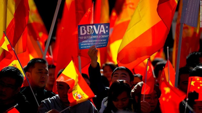 ＢＢＶＡのオフィスの外で抗議を行う人々＝１５日/GABRIEL BOUYS/AFP/AFP/Getty Images