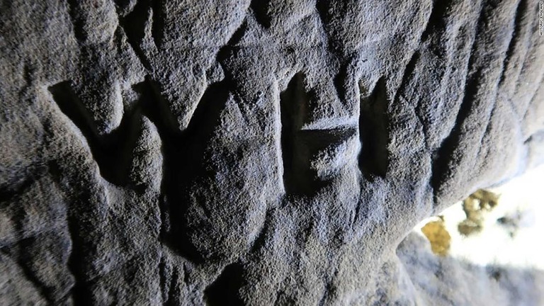 数百もの「魔よけ」がクレスウェル・クラッグスの洞窟で見つかった/Historic England