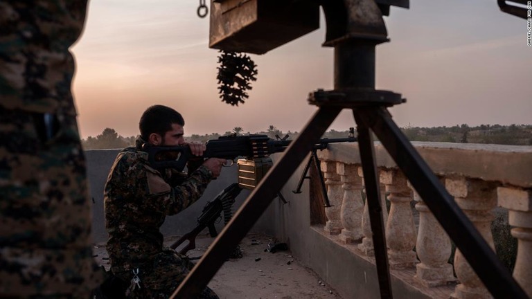 ＩＳＩＳと交戦するＳＤＦの兵士。ＩＳＩＳの支配地は７００平方メートルまで縮小した/Gabriel Chaim for CNN