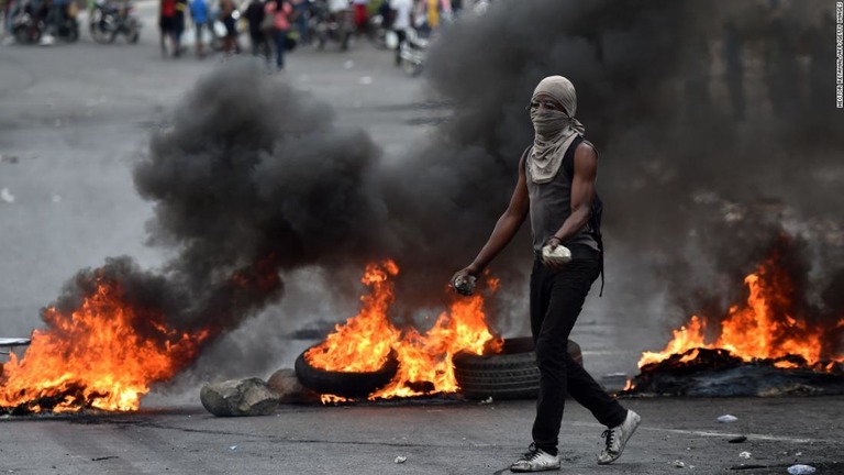 政府への抗議デモが暴動に発展し、これまで数人の死者が出るなど混乱が広がっている/HECTOR RETAMAL/AFP/Getty Images