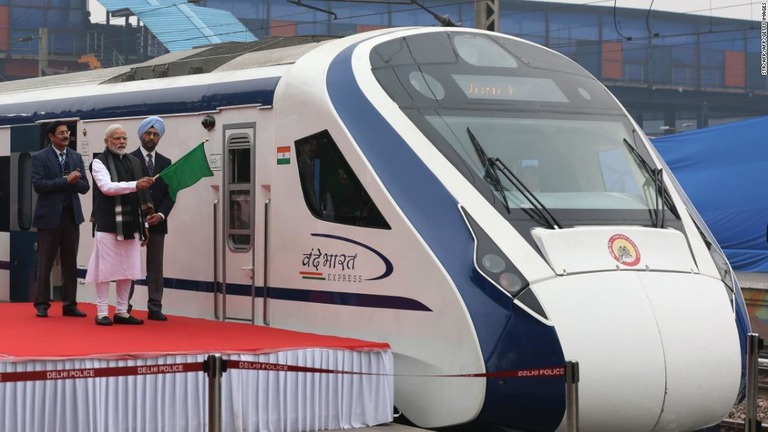 インド最速の列車「バンデバラト・エクスプレス」が運行開始直後に立ち往生した/STR/AFP/AFP/Getty Images