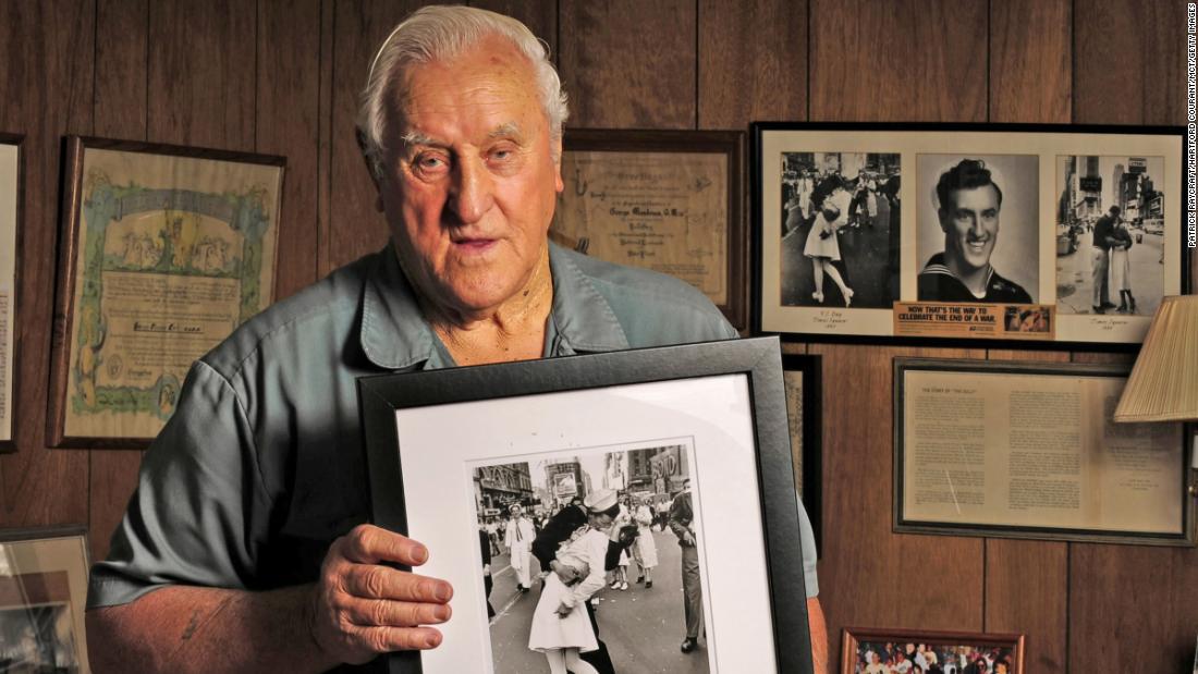 写真を手にインタビューに答えるジョージ・メンドンサ氏=2012年/Patrick Raycraft/Hartford Courant/MCT/Getty Images