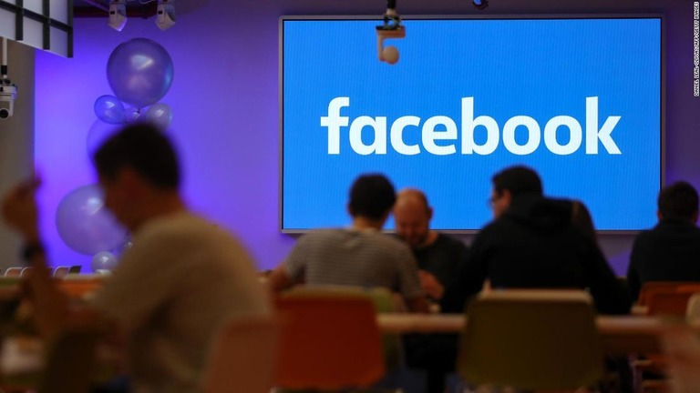 英議会がフェイスブックを、法律に従わない「デジタルギャング」と非難/DANIEL LEAL-OLIVAS/AFP/Getty Images