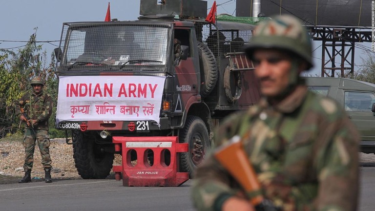 カシミール地方のインド支配地域で軍と武装集団との銃撃戦が発生し、６人が死亡した/RAKESH BAKSHI/AFP/AFP/Getty Images