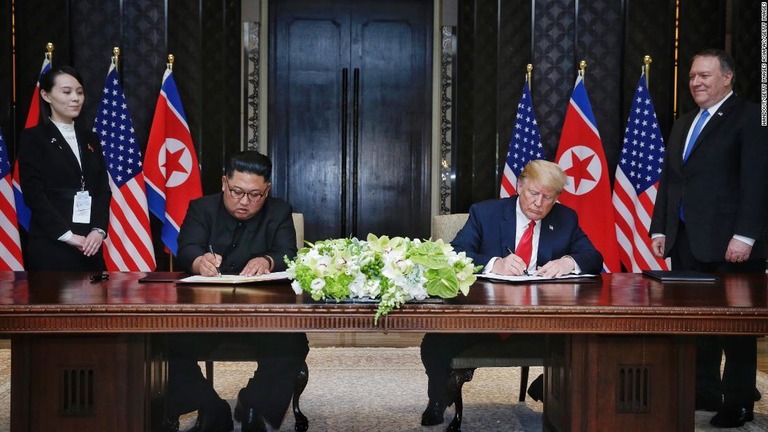 共同文書に署名する米朝首脳。正式な外交関係の樹立に向けて、人員交換が検討されている/Handout/Getty Images AsiaPac/Getty Images