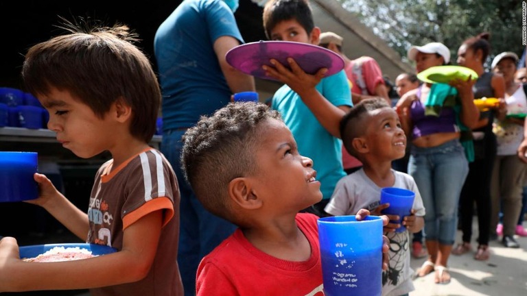 コロンビアとの国境近くの街に用意された避難施設で食事をとる子どもたち/Fernando Vergara/AP