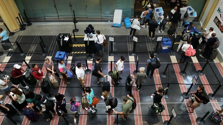 空港の保安検査場前で列を作る旅行客ら/Chip Somodevilla/Getty Images