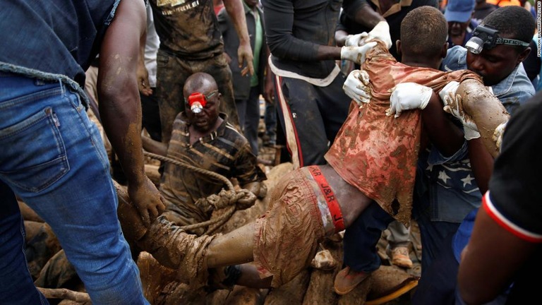 現場から救出され運び出される作業員＝１６日/PHILIMON BULAWAYO/REUTERS