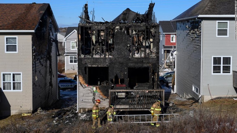 カナダで住宅の火災があり、一家の子ども７人全員が死亡した/Darren Calabrese/The Canadian Press via AP