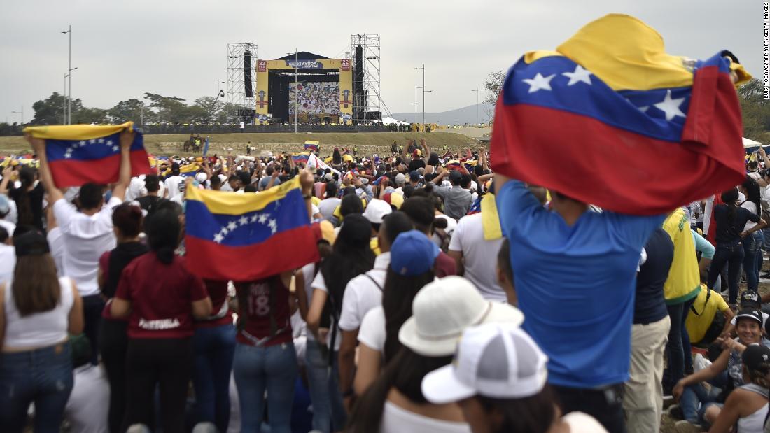 ベネズエラ国境に近いコロンビア・ククタでリチャード・ブランソン氏が開いたコンサート/LUIS ROBAYO/AFP/AFP/Getty Images