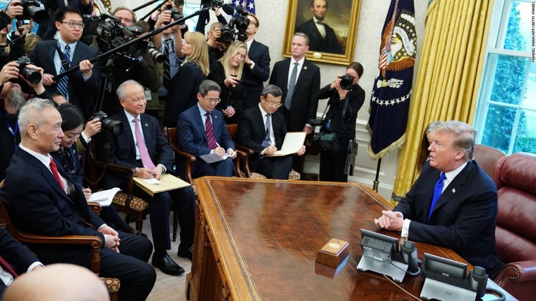 トランプ米大統領（右）と中国の劉鶴副首相/Mandel Ngan/AFP/Getty Images