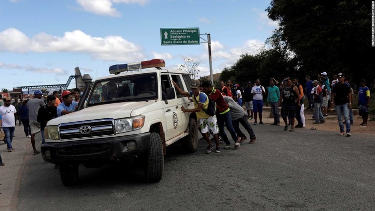 ベネズエラ南部のブラジル国境付近の衝突現場から負傷者を運ぶ救急車/RICARDO MORAES/X02675/REUTERS
