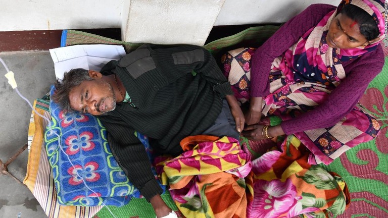 インドで密造酒を飲んだ住民少なくとも９４人が死亡した/BIJU BORO/AFP/AFP/Getty Images