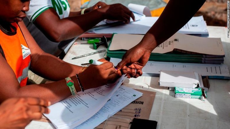 投票者の親指に印をつける係官＝ナイジェリア・ラゴス/STEFAN HEUNIS/AFP/GETTY IMAGES