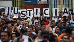グアイド国会議長の集会で「正義」のプラカードを掲げる人たち＝１月２６日