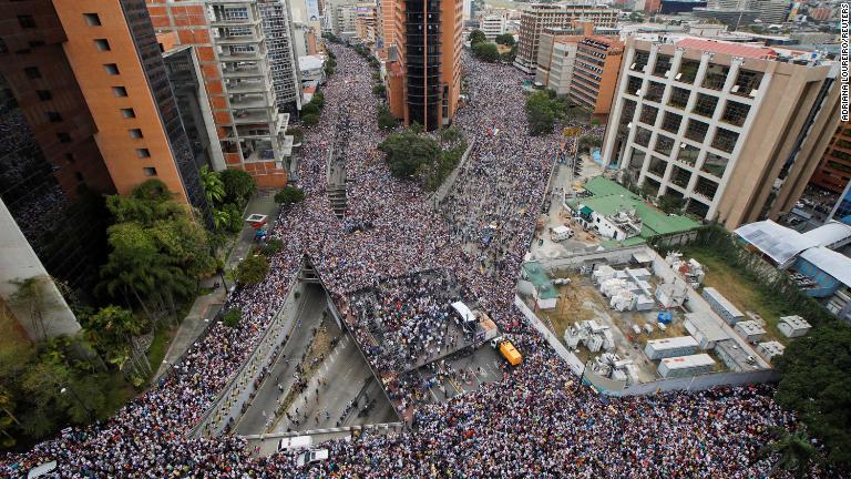 マドゥロ政権に抗議する人々＝１月２３日/Adriana Loureiro/REUTERS