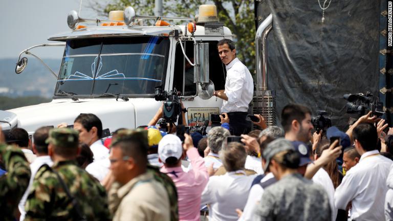 支援物資を運ぶトラックの横に立つ反体制派のグアイド氏＝２３日/Marco Bello/Reuters
