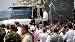 支援物資を運ぶトラックの横に立つ反体制派のグアイド氏＝２３日