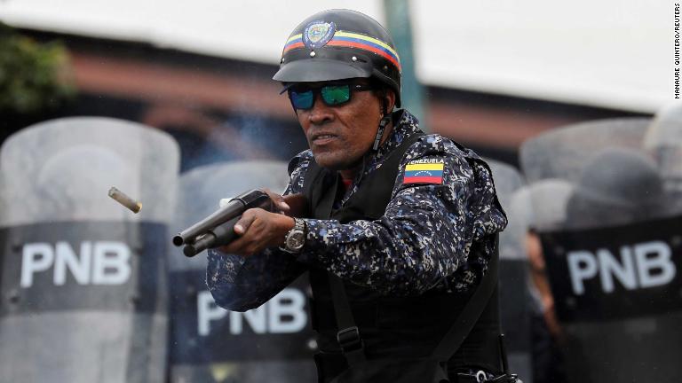 ゴム弾を発射する経験/Manaure Quintero/REUTERS