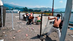 ベネズエラ軍兵士と衝突するデモ参加者＝２３日、コロンビア・ククタ
