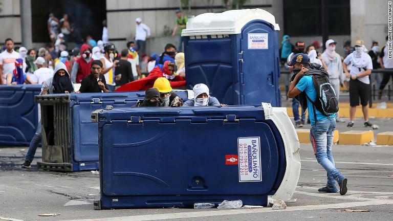 警官と対峙するデモ参加者/Edilzon Gamez/Getty Images