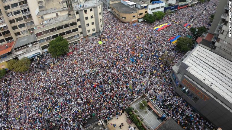 路上を埋め尽くした反体制派の人々＝１２日、首都カラカス/Yuri Cortez/AFP/Getty Images