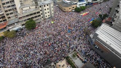 路上を埋め尽くした反体制派の人々＝１２日、首都カラカス