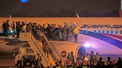 バングラデシュ旅客機で乗っ取り未遂か、男１人を射殺