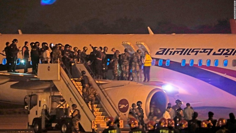 緊急着陸した機体の周囲で治安部隊が警戒に当たる様子/STR/AFP/Getty Images