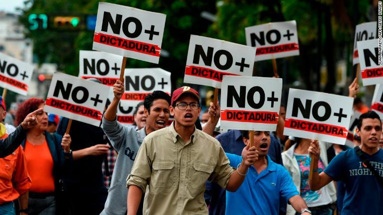反体制派の抗議デモの様子＝１月３０日/JUAN BARRETO/AFP/Getty Images