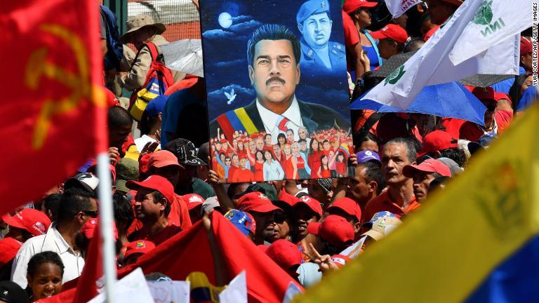 マドゥロ大統領支持者による集会＝２日、首都カラカス/Yuri Cortez/AFP/Getty Images