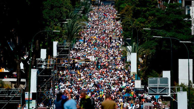 路上で抗議デモを行う人々＝２日/Federico Parra/AFP/Getty Images