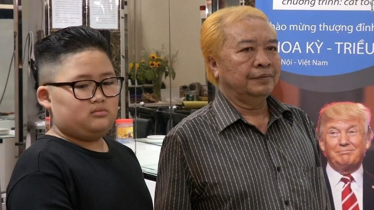 ハノイの理髪店が無料で、トランプ大統領か金委員長に似せてヘアカットを行うサービスを提供している/reuters