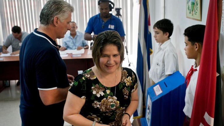 憲法改正をめぐる国民投票で票を投じるキューバのディアスカネル国家評議会議長（左）/RAMON ESPINOSA/AFP/AFP/Getty Images