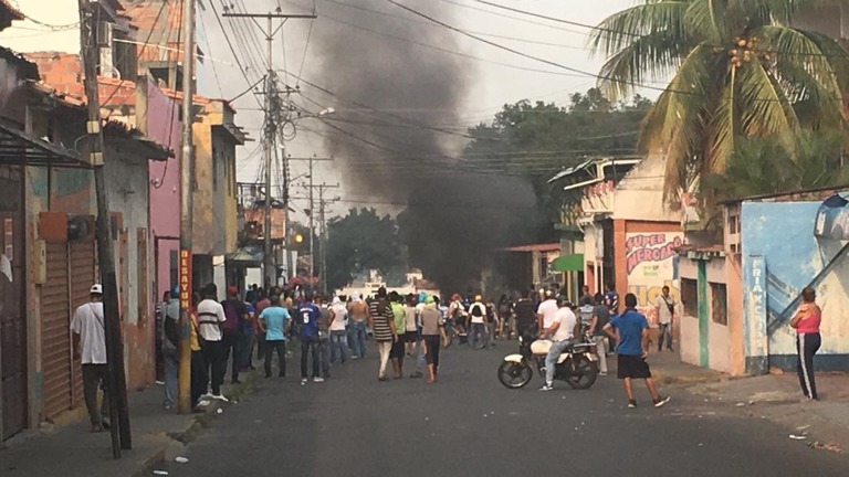 ベネズエラ・ウレニャの街で行われた反政府デモ。政情不安を受けて、米軍は偵察飛行の回数を増やしている/Stefano Pozzebon/CNN