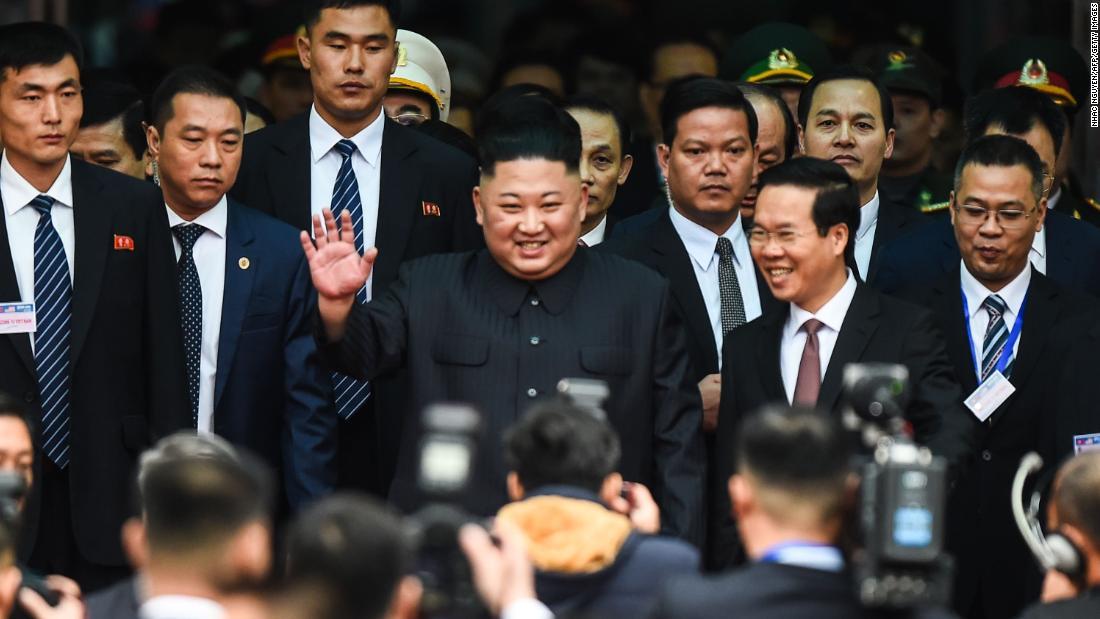 ベトナムに到着し、歓迎を受ける金正恩委員長=26日/NHAC NGUYEN/AFP/Getty Images