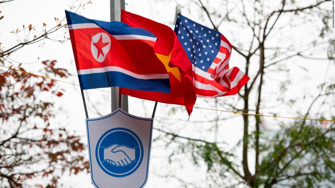 街中に掲げられたベトナム、米国、北朝鮮の国旗/Joshua Berlinger/CNN