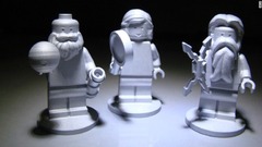 ジュノーに搭乗（？）している３体のレゴ人形。右から木星の英語名の由来となっているローマ神話の神ユピテル（ジュピター）、その妻ユノ（ジュノー）、１６１０年に木星の４つの衛星を発見したイタリアの科学者ガリレオ・ガリレイ